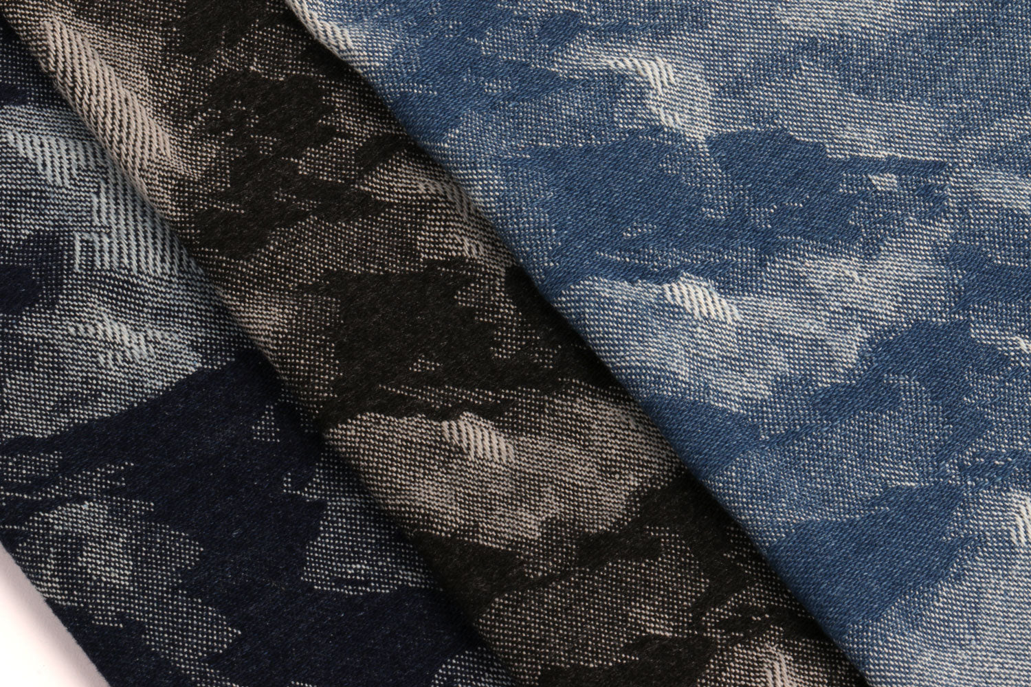 ДЖИНСЫ С ПРИНТОМ И ПОЛОСКАМИ