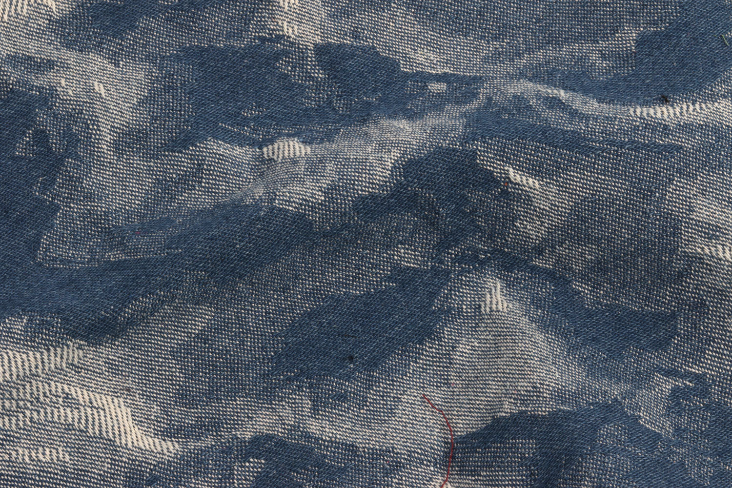 ДЖИНСЫ С ПРИНТОМ И ПОЛОСКАМИ